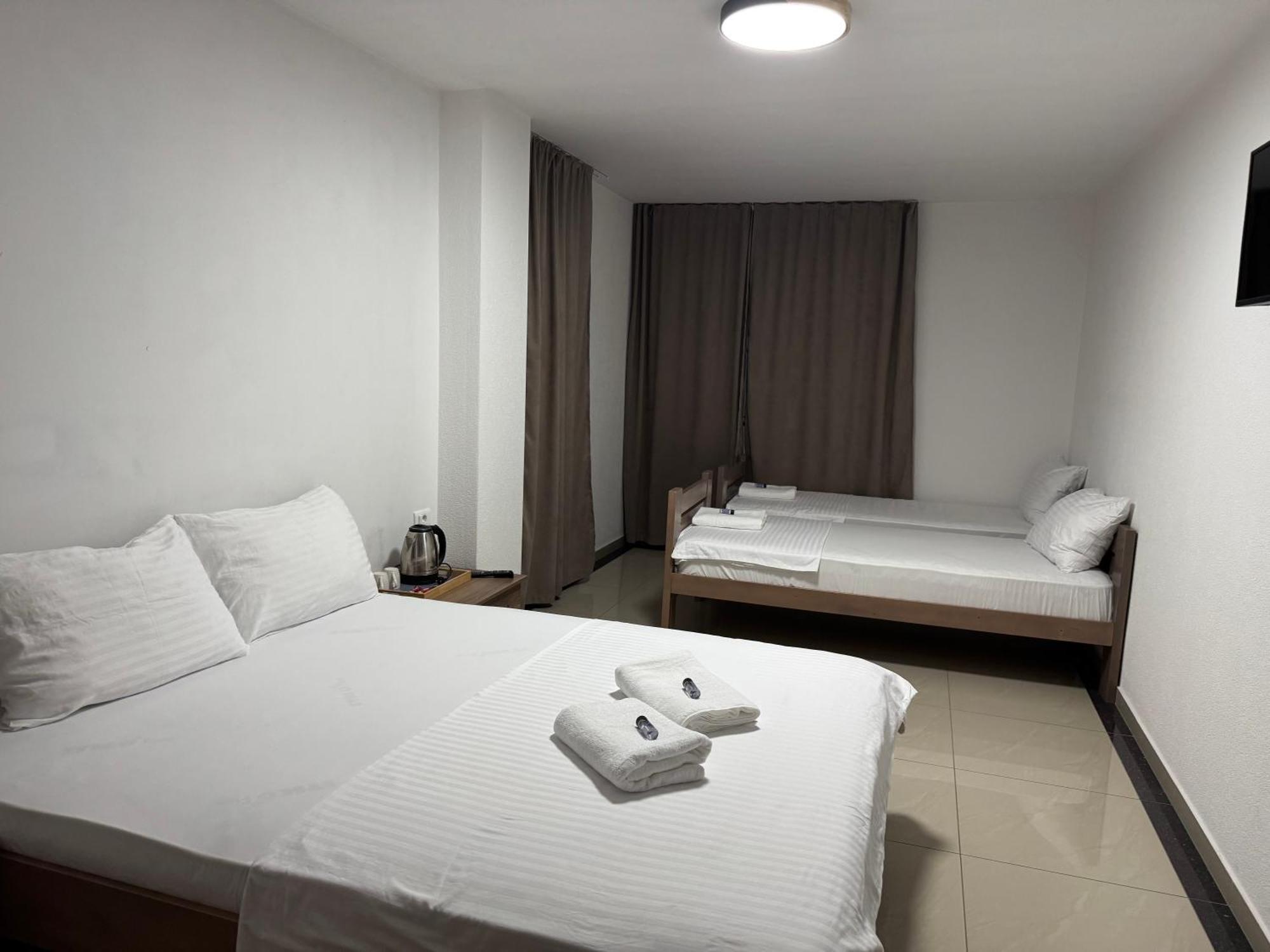 Hotel Majestic ストルガ エクステリア 写真